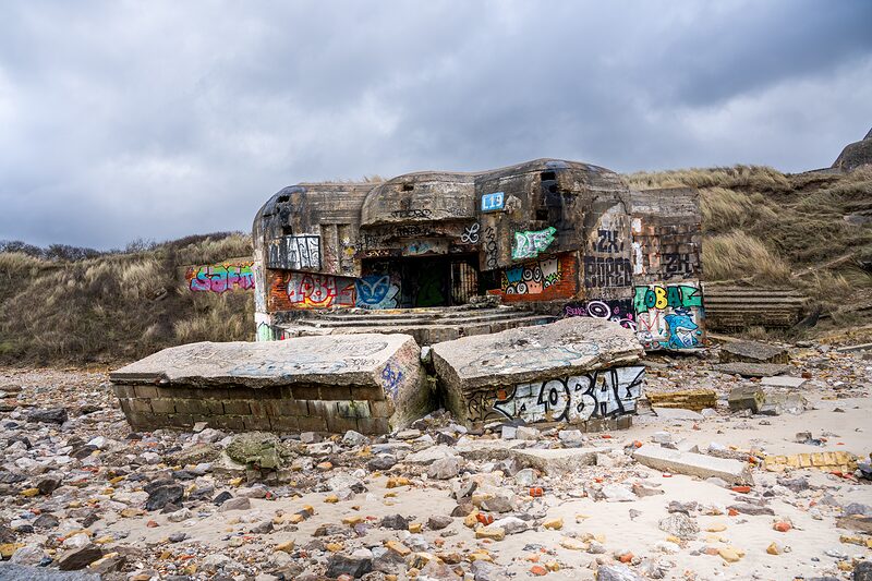 Blockhaus L19 échoué au pied des dunes de Dunkerque, face à la Mer du Nord
