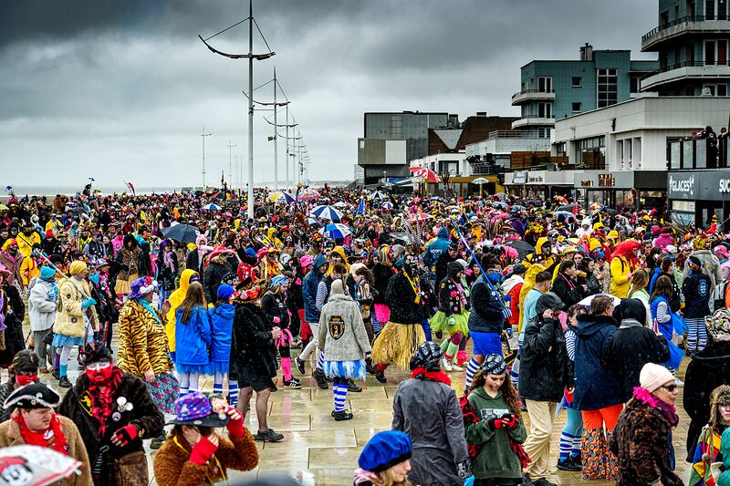 Chef de bande carnavalesque en costume royal avec cape et sceptre lors du défilé de Dunkerque 2026.
