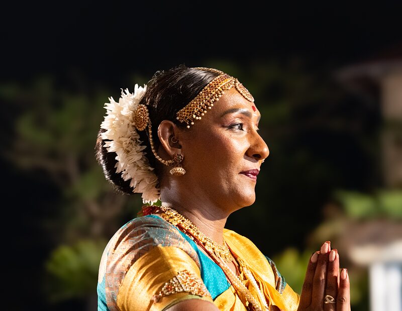 Jeune danseuse se reccueillant lors du défilé du Dipavali 2025 à Saint-André, Réunion.