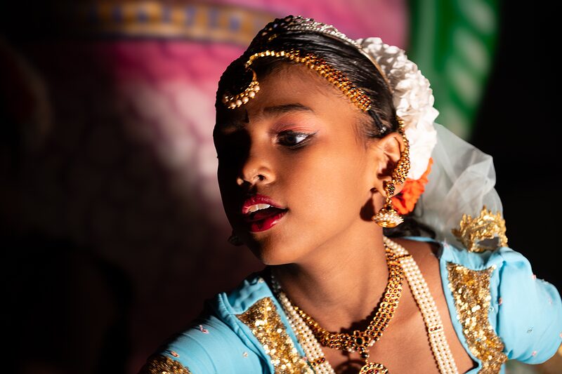 Très jeune danseuse habillée de bleu et d'or lors du défilé du Dipavali à Saint-André, Réunion.