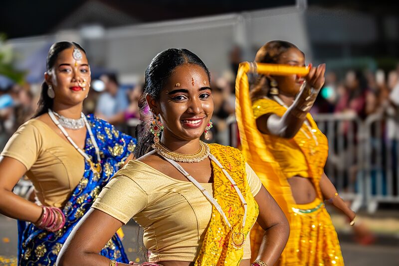 Groupe de danseuses souriantes, au défilé lors de la fête des lumières 2025 à Saint-André, Réunion.