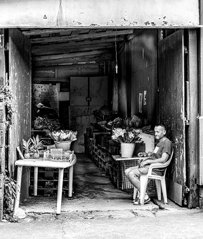 Vendeur de fleurs et de fruits et légumes à Cilaos, Réunion.