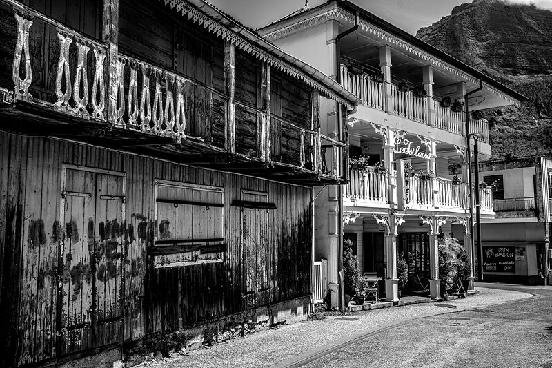 Vieille case créole délabrées et case rutilante côte à côte au début de la rue principale de Cilaos, Réunion.