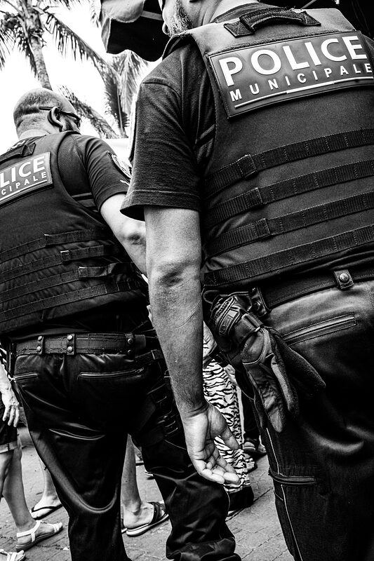 Patrouille de policiers dans le marché de Saint-Pierre, Réunion.