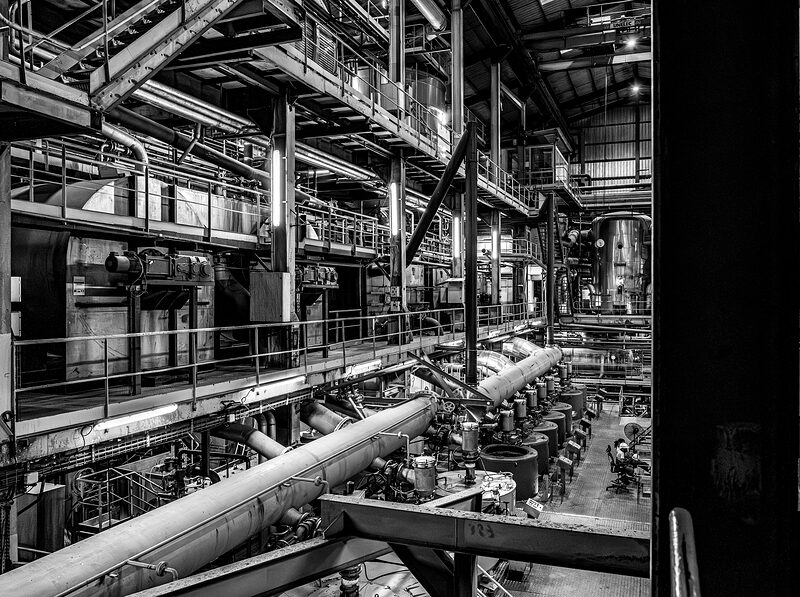 Tubes, Canalisations, cuves et tuyauteries de diverses tailles dans la sucrerie du Gol à Saint-Louis, Réunion.
