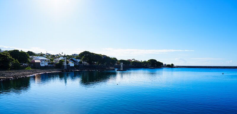 Vue d'une partie du littoral de Terre-Sainte depuis le port, Réunion 2025.