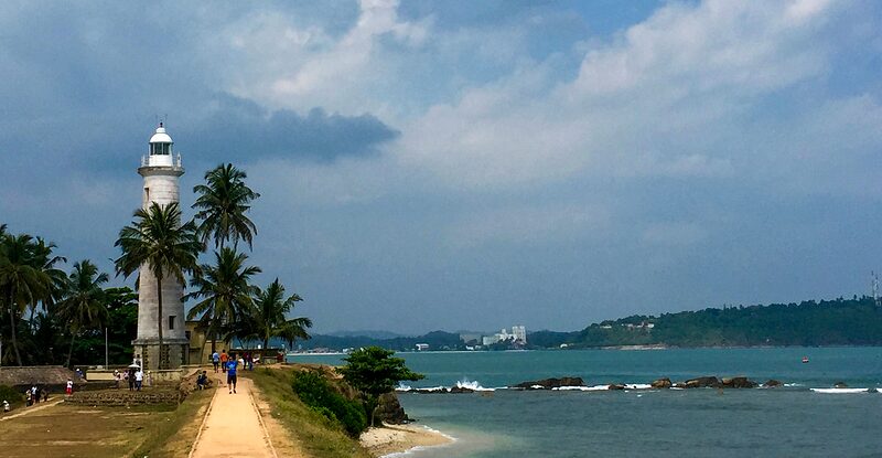 Le phare blanc se dressant sur la côte, Sri-Lanka, 2016.