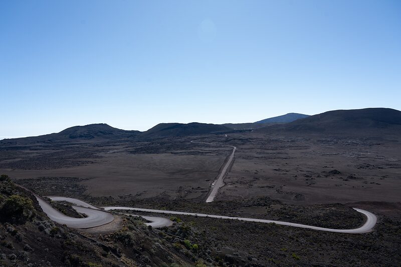 La plaine des sables et sa route sinueuse avant d'arrivée au pas de Belcombe, île de la Réunion, 2025.
