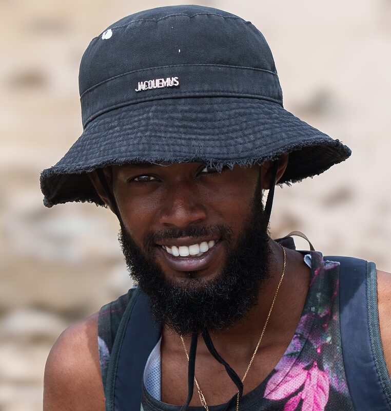 Jeune pêcheur réunionnais rentrant de sa journée de pêche, Réunion 2025