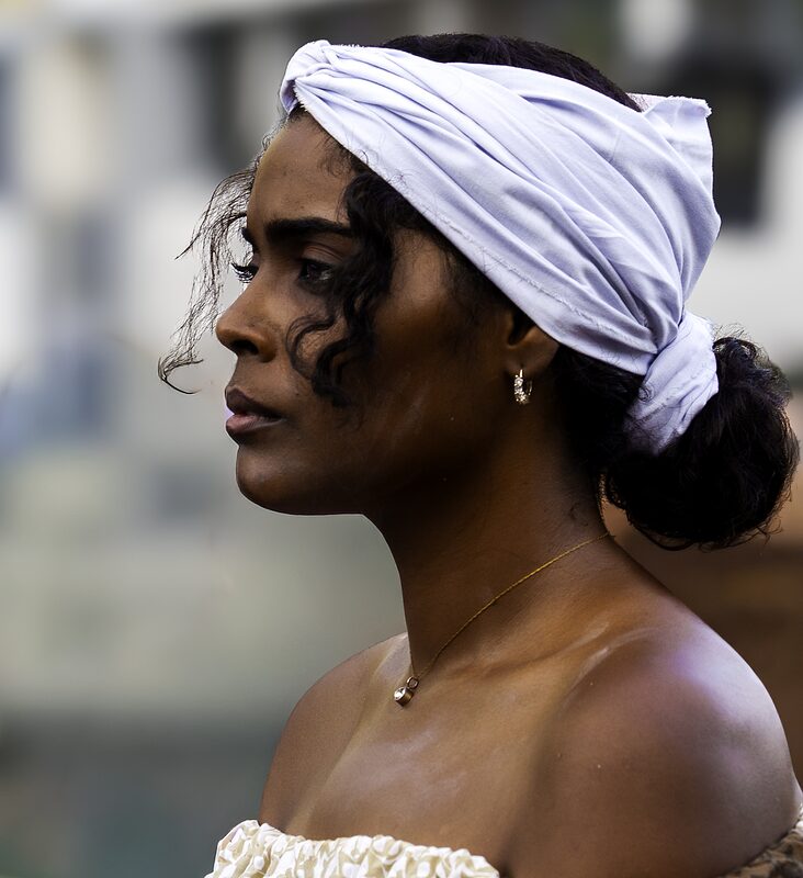 Artiste réunionnaise campant le personnage d'une esclave lors du défilé de la Fêt'Kaf à Saint-Denis, Réunion 2025.