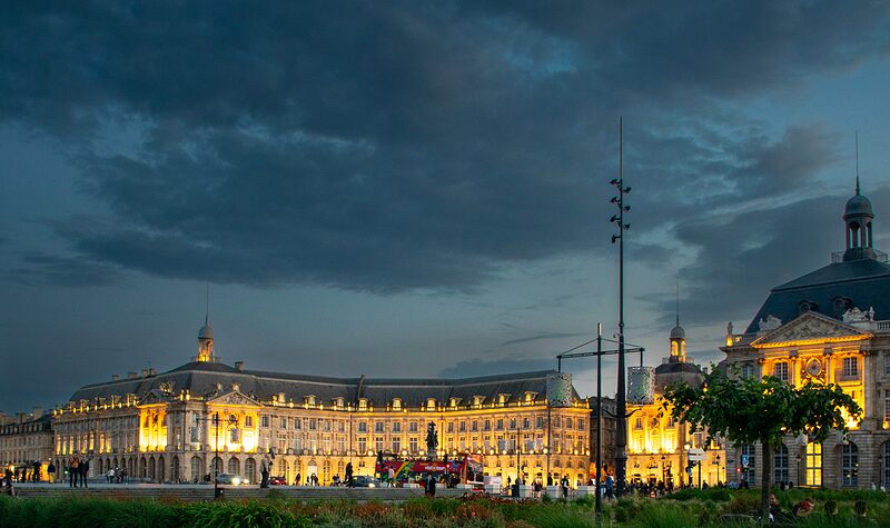 Illumination de la mairie de Bordeaux à la nuit tombée.