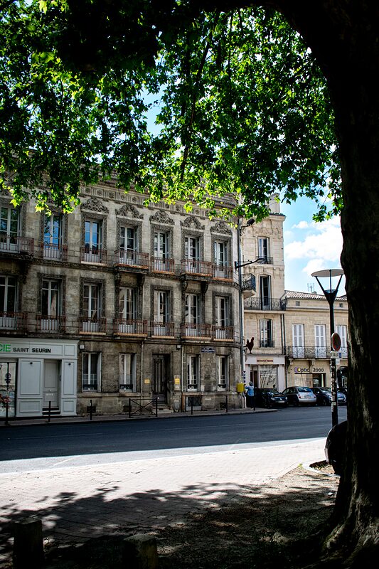 Beaux batiment ancien sur la place des martyrs de la résistance, Bordeaux 2019.