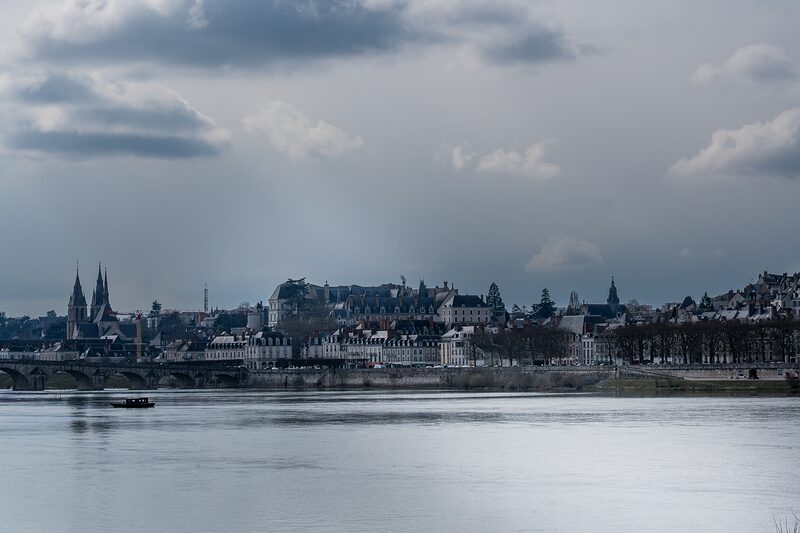 Vue sur la ville de Blois et son pont qui enjambe la Loire.