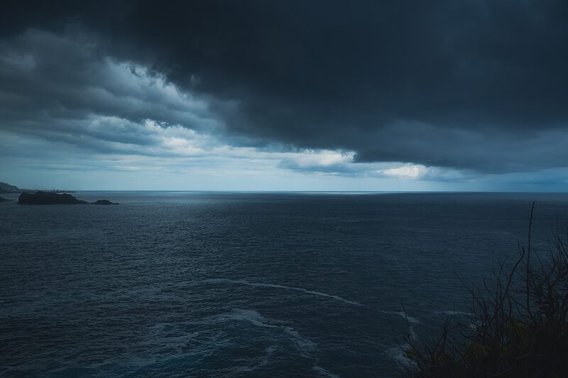 Tôt ce matin, arrivée de gros nuages menaçants sur l'Océan Indien.